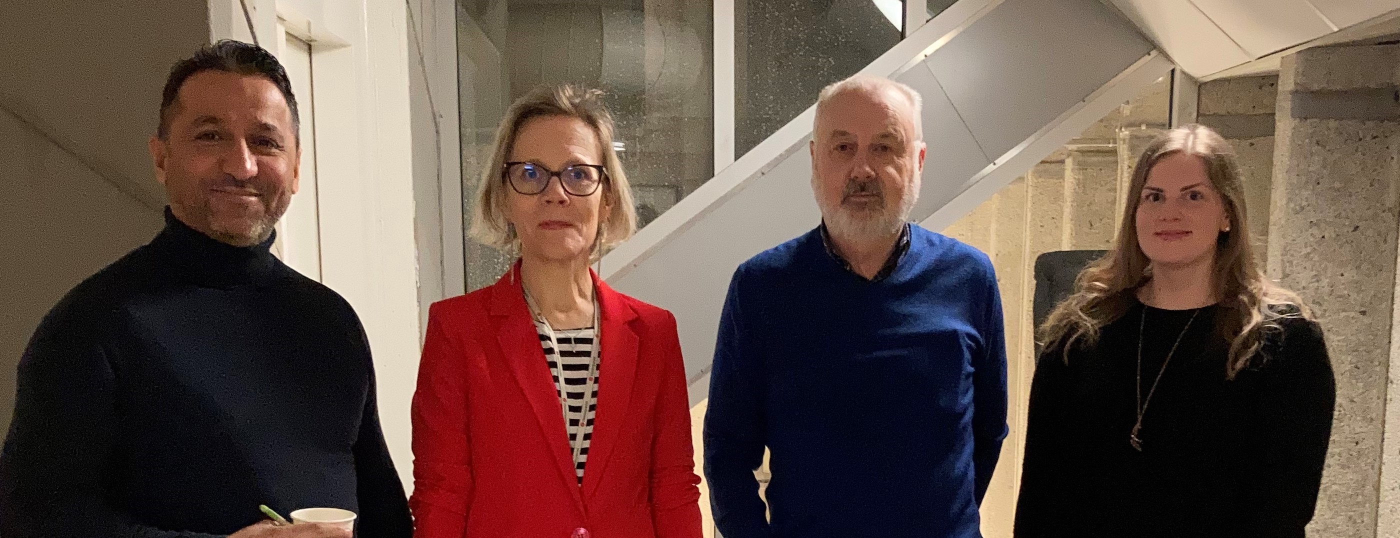 Fyra personer som står bredvid varandra utanför KF-salen, från vänster till höger Atilla Yavuz, Linda Cigéhn, Thomas Magnusson och Sandra Lindström