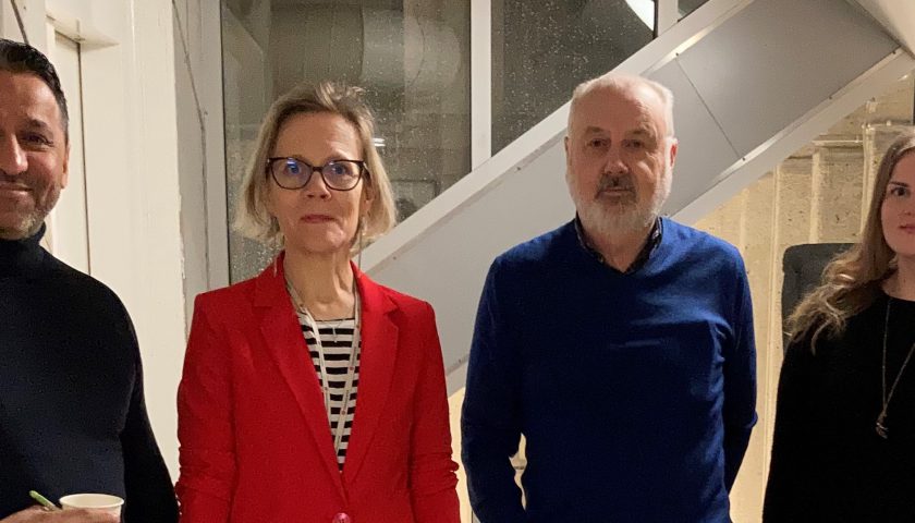 Fyra personer som står bredvid varandra utanför KF-salen, från vänster till höger Atilla Yavuz, Linda Cigéhn, Thomas Magnusson och Sandra Lindström